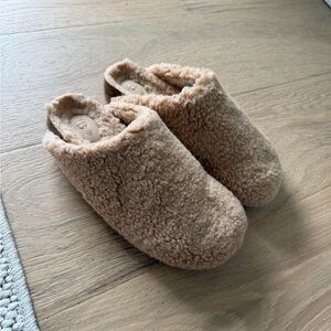 IB Sherpa Cozy Tan Slippers